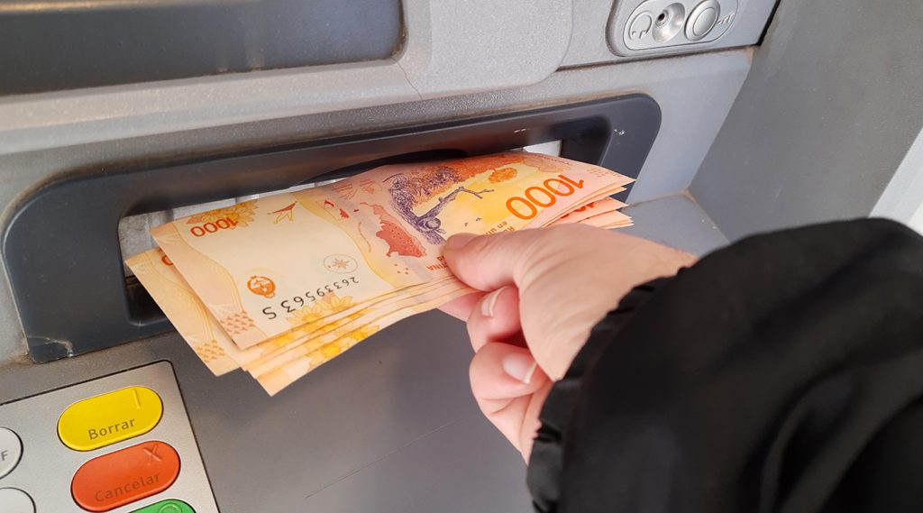 La imagen tiene un atributo ALT vacío; su nombre de archivo es cajero-pago.jpg